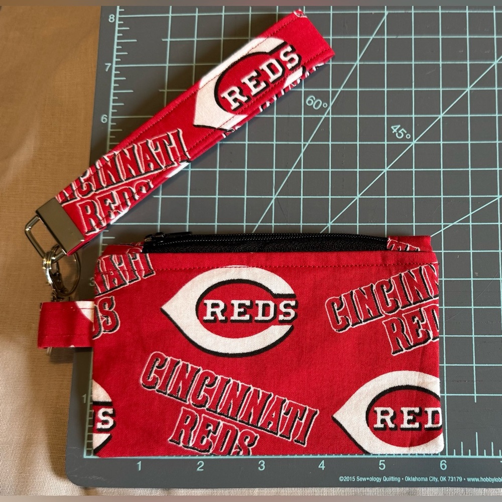Cincinnati Reds Coin Purse/Wristlet Keychain